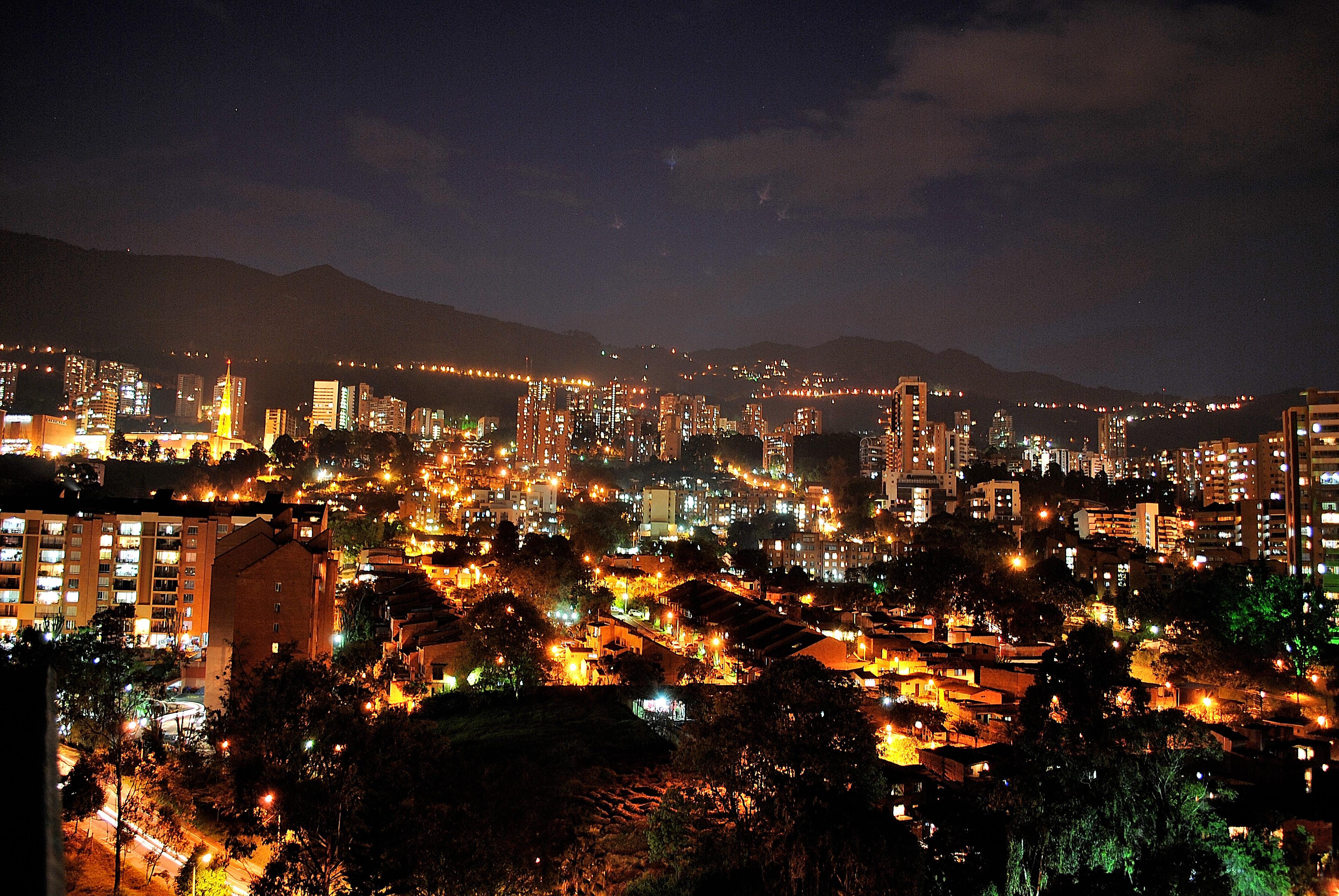 Apartamentos Poblado Alejandria By Housy Host Medellín Esterno foto