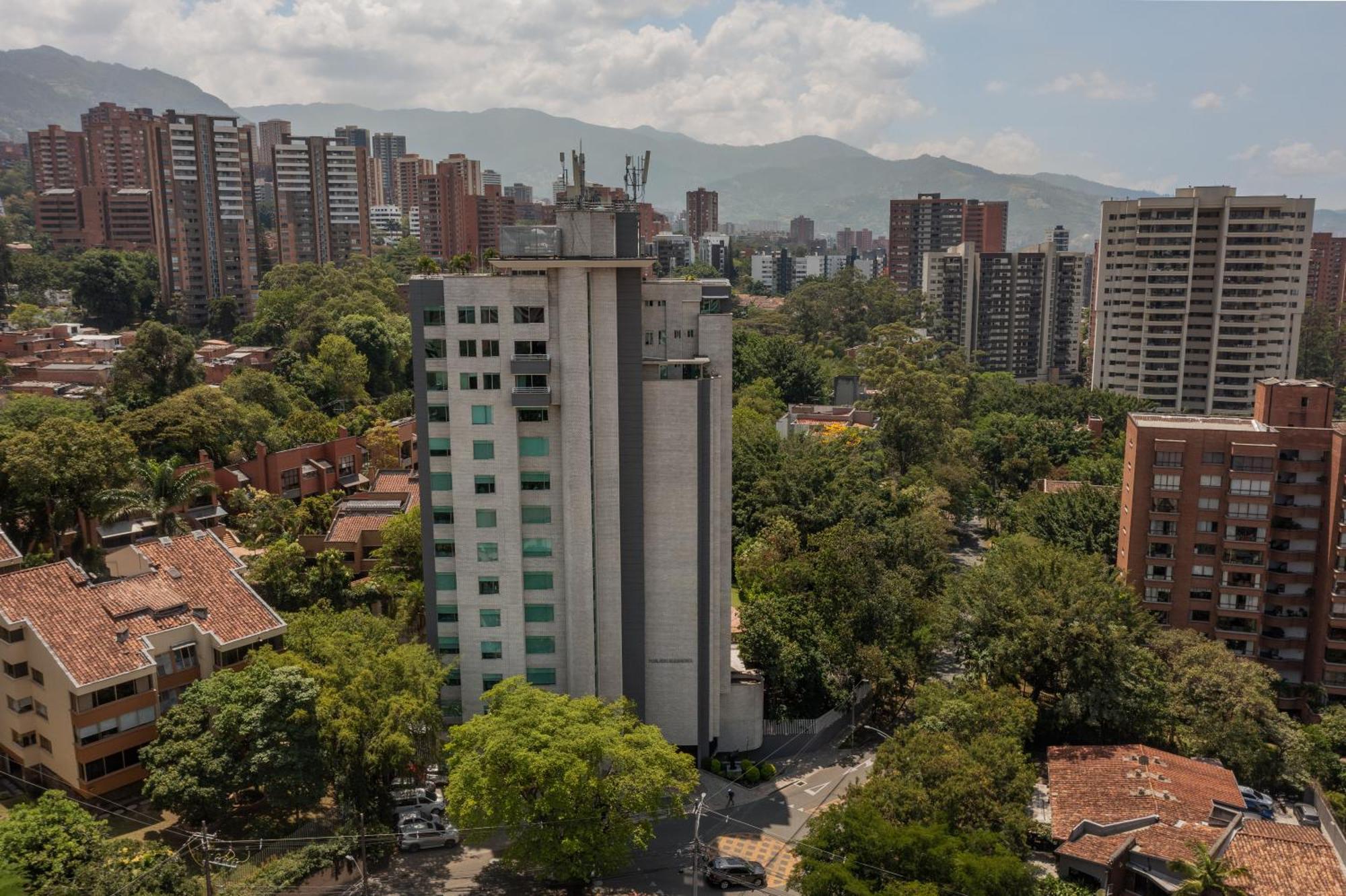 Apartamentos Poblado Alejandria By Housy Host Medellín Esterno foto